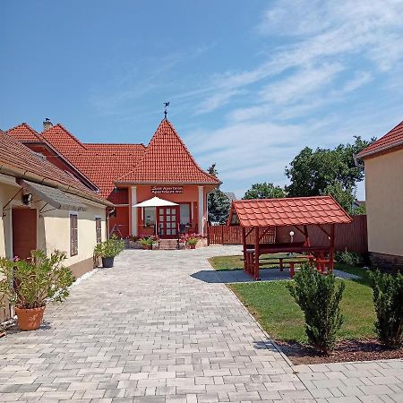 Livia Apartman Бік Екстер'єр фото