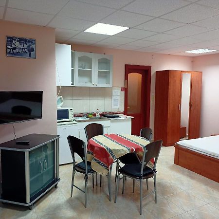 Livia Apartman Бік Екстер'єр фото