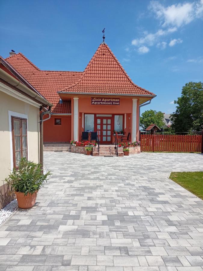 Livia Apartman Бік Екстер'єр фото