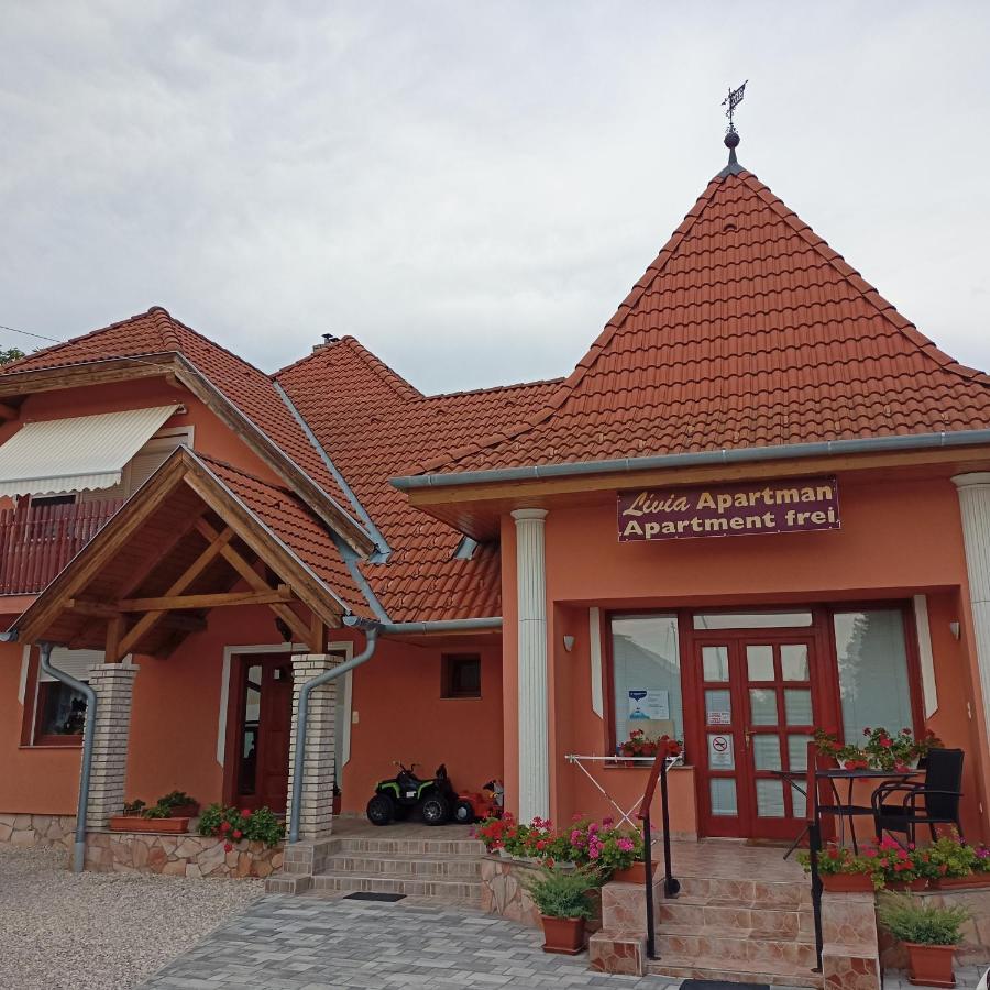 Livia Apartman Бік Екстер'єр фото
