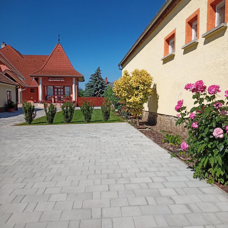 Livia Apartman Бік Екстер'єр фото