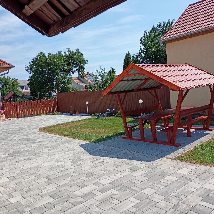 Livia Apartman Бік Екстер'єр фото