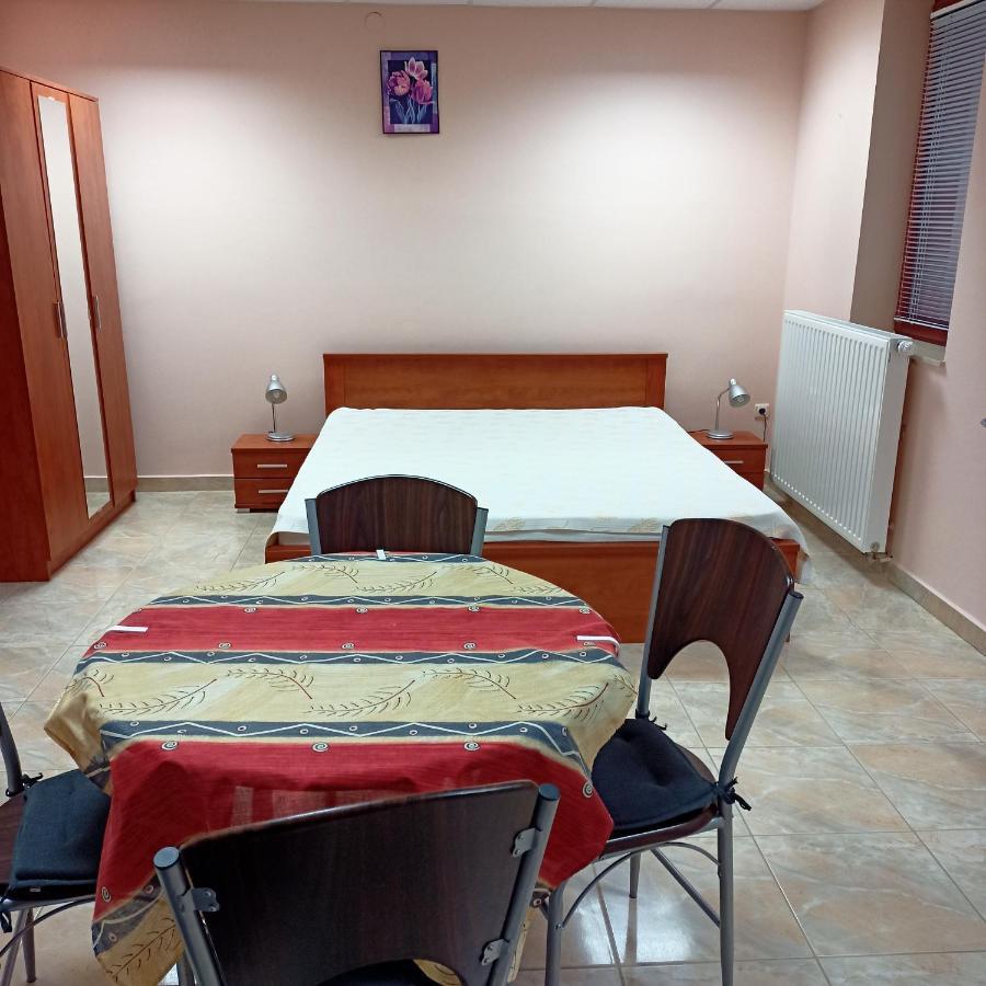 Livia Apartman Бік Екстер'єр фото