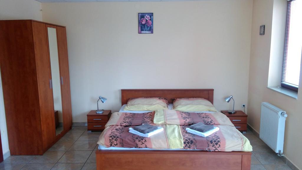 Livia Apartman Бік Екстер'єр фото